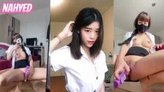 คลิปหลุดน้องโบนัส Onlyfans bomie ดาวทวิตเตอร์คนดัง bomiekawakami น้องโบนัสช่วยตัวเองคาชุดนักศึกษา ถ่ายโชว์เสียวหน้ากระจกกับไข่สั่นดิลโด้ เอาเขี่ยเม็ดแตดยั่วๆจนน้ำแฉะแล้วแหย่หีรัวๆจับหมุนควงใส่หีเสียวสุดๆจนน้ำหีแฉะเยิ้ม